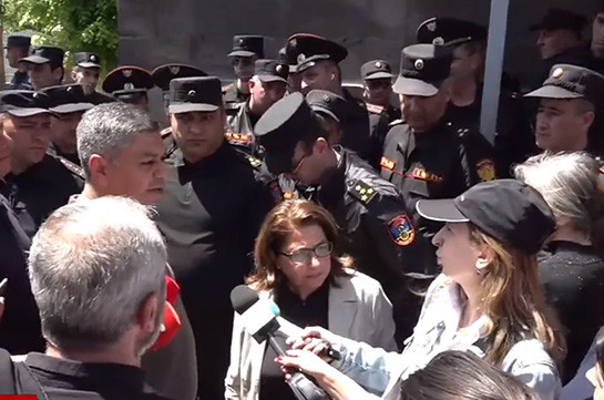 Артур Ванецян встретился с родителями погибших военнослужащих, проводящих акцию протеста у военного следственного управления СК Армении.