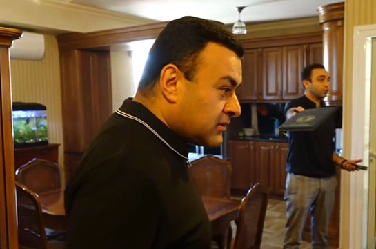 Արթուր Վանեցյանի օգնականի բնակարանում ոչինչ չի հայտնաբերվել, բայց որոշեցին նրան բերման ենթարկել (Տեսանյութ)