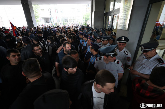 «Никол сдает Арцах Азербайджану, а Армению – Турции»: оппозиция заблокировала здание МИД (Видео)