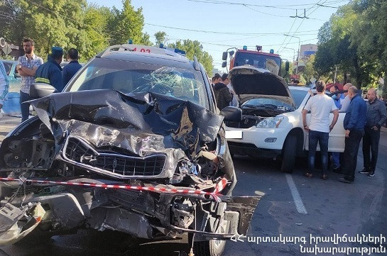 Արշակունյաց պողոտայում բախվել են Volvo-ն ու Lexus-ը, կա 4 վիրավոր