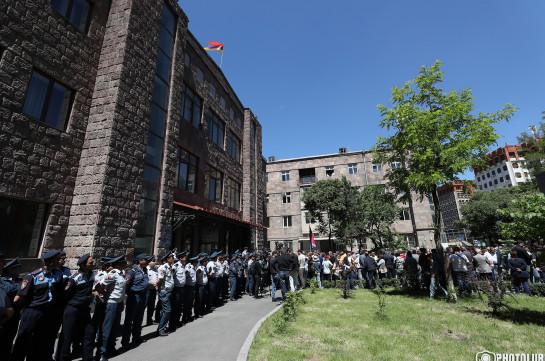 Участники Движения сопротивления проводят акцию перед зданием Высшего судебного совета в поддержку родителей погибших и без вести пропавших военнослужащих