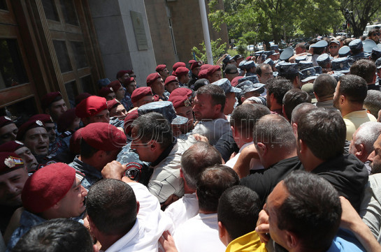 Оппозиционные депутаты пытаются войти в 3-й корпус здания правительства: обстановка накалилась