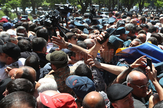 Необходимо, чтобы служащие полиции соблюдали Конституцию и законы – Арсен Бабаян о причинах столкновения у 3-го корпуса здания правительства