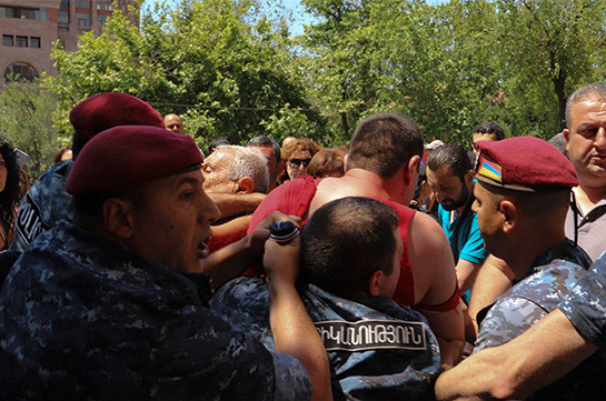Оппозиция продолжает акции протеста: 2 полицейских доставлены в медучреждение, 5 демонстрантов подвергнуты приводу