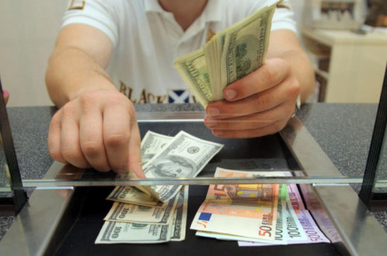 Курс доллара в Армении упал до отметки 436 драмов