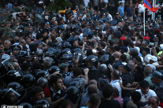 По факту массовых беспорядков на перекрестке улиц Прошяна-Демирчяна задержаны 13 человек