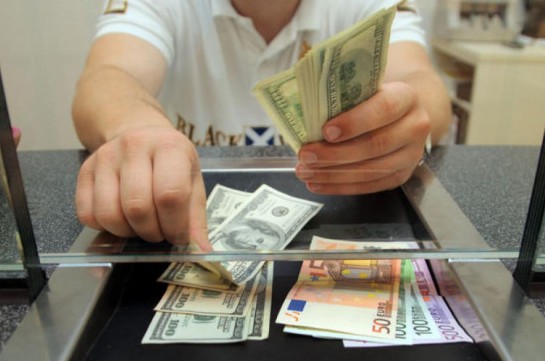 Курс доллара в Армении упал до отметки 410 драмов