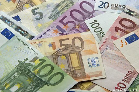 Курс евро в Армении упал до рекордно низкой отметки