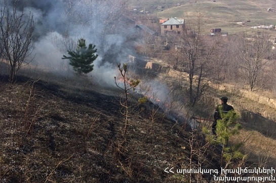 Пожарные-спасатели потушили пожары на территории общей площадью около 2.2 га