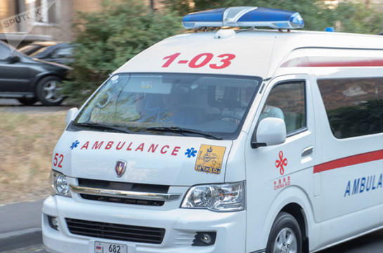Արտակարգ դեպք Երևանում. ավտոմեքենան մխրճվել է կանգառասրահ, կա 2 վիրավոր
