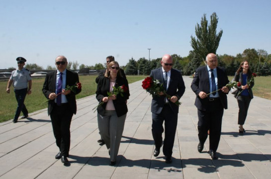 Сопредседатель МГ ОБСЕ от США Филипп Рикер и посол США в Армении посетили Мемориал Геноцида армян