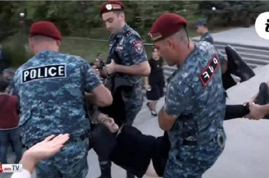 Նաիրա Զոհրաբյանը լուսանկար է հրապարակել՝ ինչպես են ոստիկանները պատերազմում անհետ կորած Արայիկի մորը թևերից ու ոտքերից բռած տանում