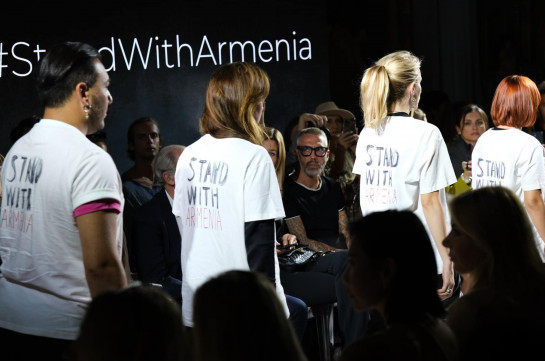 Միլանի նորաձևության շաբաթվա շրջանակներում հայ դիզայներները քայլել են շապիկներով, որոնց վրա գրված էր «Stand with Armenia»
