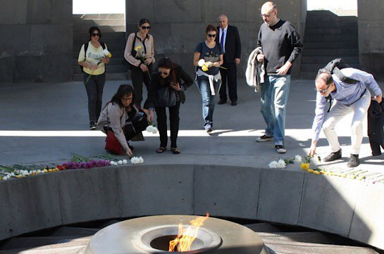 Греческие парламентарии посетили мемориальный комплекс «Цицернакаберд»