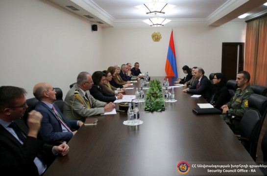 Армен Григорян представил делегации оборонного ведомства Франции ход реформ в ВС Армении