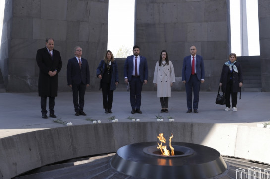 «Мы должны помнить прошлое, чтобы подобная трагедия не повторилась»: французские парламентарии посетили мемориальный комплекс «Цицернакаберд»