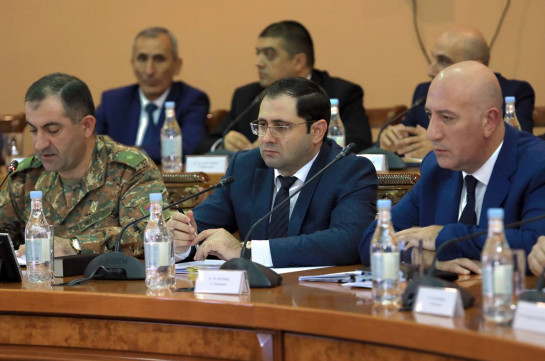 Сурен Папикян провел рабочее совещание с руководящим составом ВС Армении