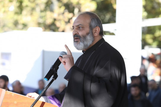 Я верю, что армянский триколор одержит победу над черным и белым и снова будет развеваться в Шуши и Гадруте – епископ Баграт Галстанян