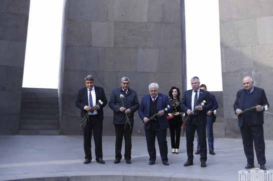 Российские парламентарии посетили мемориальный комплекс «Цицернакаберд»