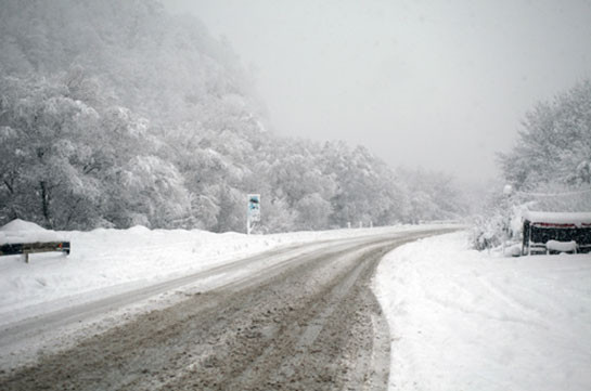 «Дорожный департамент»: В Артике, Чамбараке и Тавуше идет снег