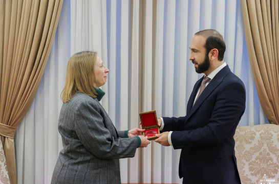 Арарат Мирзоян наградил посла США почетной медалью МИД