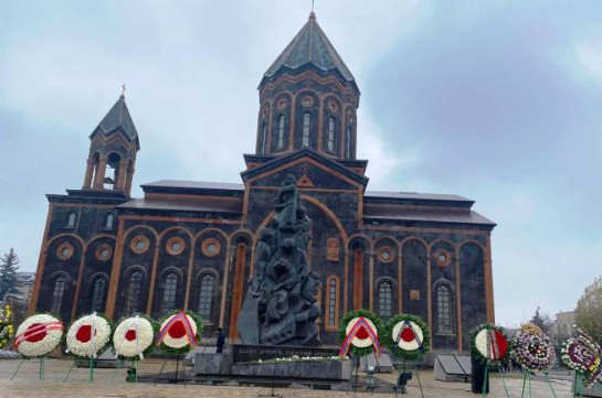 Գյումրիի ռուսական ռազմաբազայի զինծառայողները հարգել են երկրաշարժի զոհերի հիշատակը