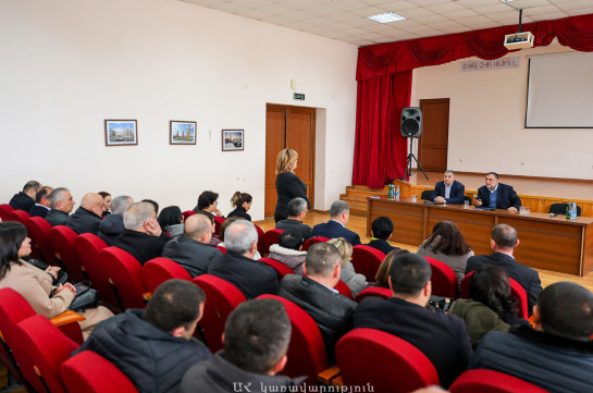 Рубен Варданян провел совещание с персоналом мэрии Степанакерта