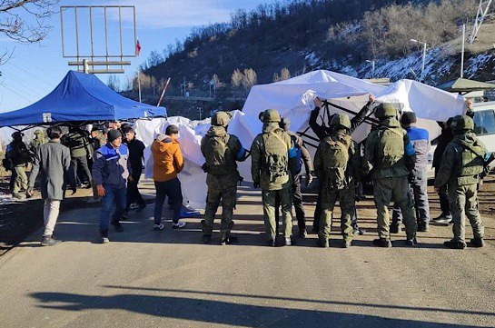 Азербайджанцы пытаются установить палатку в Лачинском коридоре
