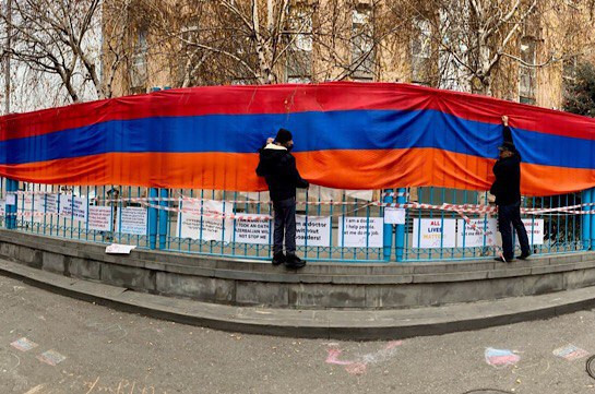 Արցախի Հանրապետության 22 մետրանոց դրոշը՝ ՄԱԿ-ի հայաստանյան գրասենյակի դարպասին
