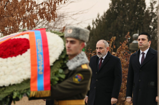 По случаю Дня армии премьер-министр Никол Пашинян посетил воинский пантеон «Ераблур»