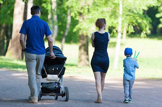 Կյանքի ո՞ր օրվանից սկսած և որքա՞ն հաճախ պետք է զբոսանքի տանել փոքրիկին․ պատասխանում են մանկաբույժները