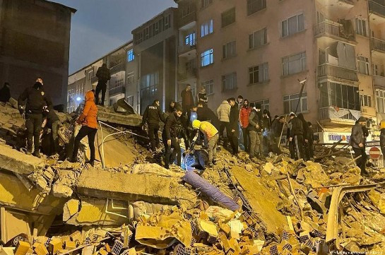 В результате землетрясения в Турции, по последним данным, погибли 912 человек, в Сирии – 326