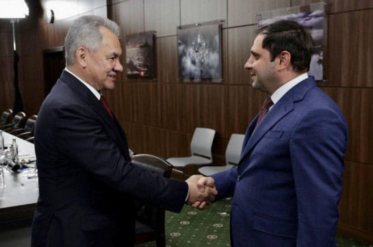 Вопросы региональной безопасности обсудили главы Минобороны Армении и России