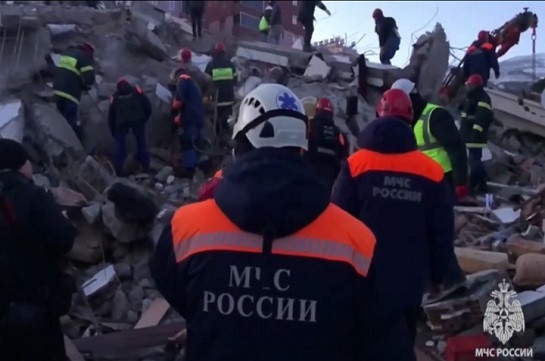 Российские спасатели при разборе завалов в Турции обнаружили кастрюлю со $100 тыс