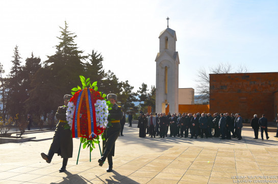 Президент Араик Арутюнян почтил память жертв сумгаитских погромов