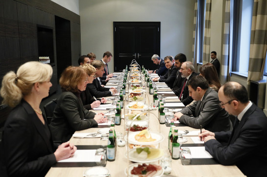 Никол Пашинян провел рабочий завтрак с членами группы дружбы Германия-Южный Кавказ Бундестага ФРГ