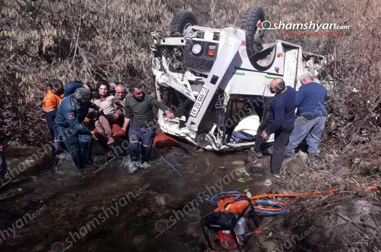В Сюнике автобус со школьниками упал с пятиметровой высоты в реку: есть пострадавшие