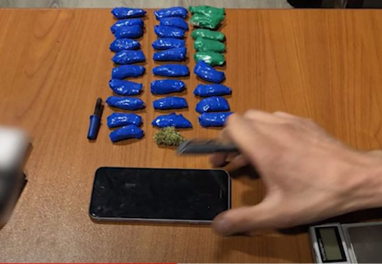Pemuda itu memiliki 28 paket ganja.  Penemuan patroli Yerevan