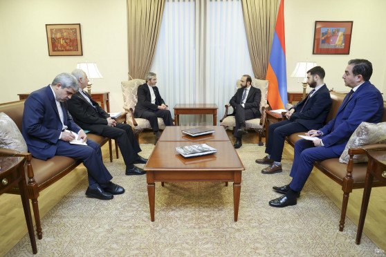 Ararat Mirzoyan membahas situasi keamanan di wilayah tersebut dengan Wakil Menteri Luar Negeri Iran