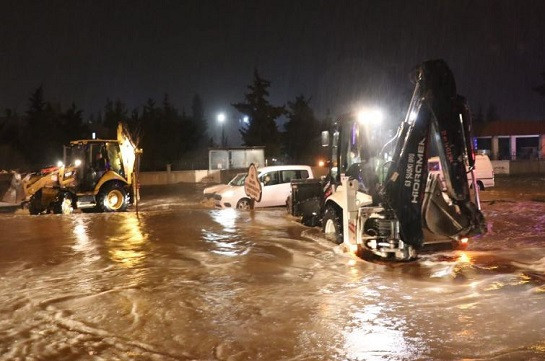 Թուրքիայում փողոցներն ամբողջությամբ անցել են ջրի տակ
