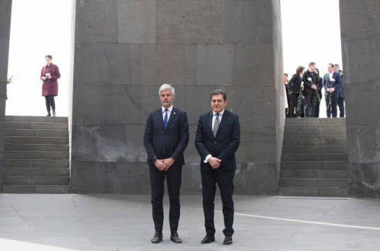 Делегация во главе с Лораном Вокье посетила мемориальный комплекс памяти жертв Геноцида армян