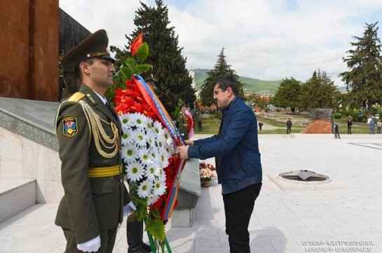 Араик Арутюнян посетил мемориальный комплекс Степанакерта