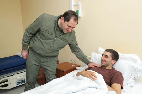 Сурен Папикян посетил военнослужащих, получивших ранения в результате азербайджанской провокации в направлении Сотка