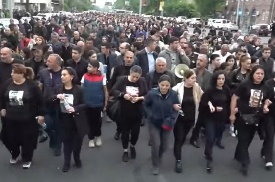 Родители погибших военнослужащих шествием направляются к площади Республики