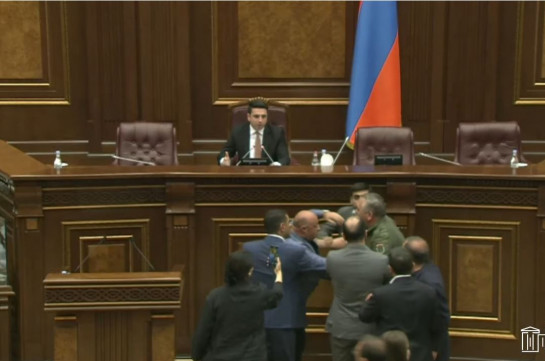 В парламенте Армении снова напряженная ситуация: сотрудники безопасности удалили из зала оппозиционного депутата (Видео)