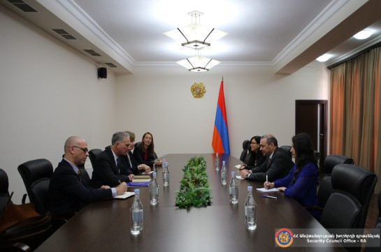 Урегулирование армяно-азербайджанских отношений обсудили Григорян и Боно