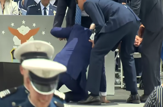 ԱՄՆ նախագահ Ջո Բայդենը սայթաքել է և ընկել (Տեսանյութ)