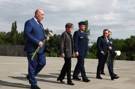 Governor of the State of Kansas Laura Kelly visited Tsitsernakaberd memorial