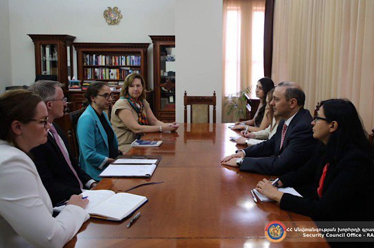Армен Григорян принял делегацию Комитета Сената США по международным отношениям