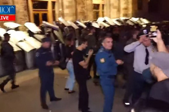 У здания правительства Армении начались столкновения между демонстрантами и полицией